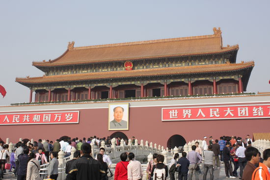 Eigentlich interessant, dass Mao dann doch auch den Stil der alten Kaiser immitierte und Gefallen daran fand...