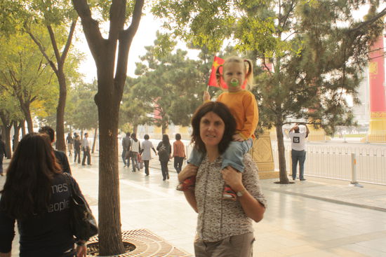 Ob das der chinesischen Regierung gefaellt. Unsere Maus mit Schnuller hat jedenfalls Spass mit der Fahne (bis heute im August 2010)