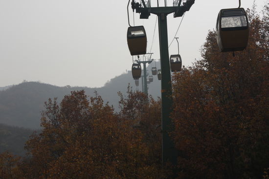 Mit der Seilbahn Richung Mauer in Jinshanling