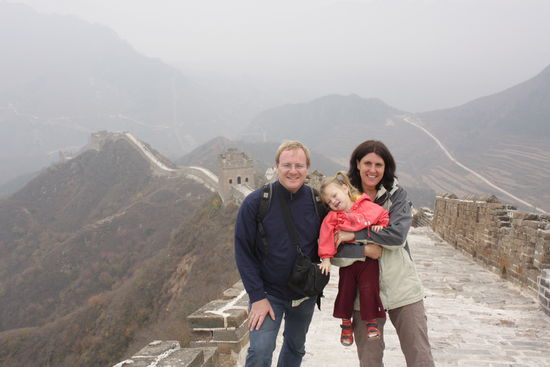 Man beachte: den Bergkamm links oben (etwas im Nebel) geht die Mauer wieder hoch!!