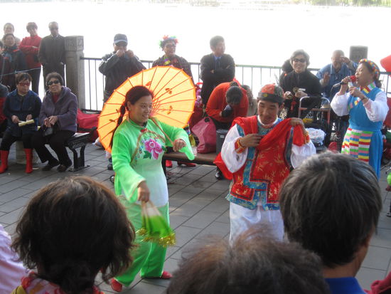 Das ist China: Spontane Theaterauffuehrungen im Behai Park