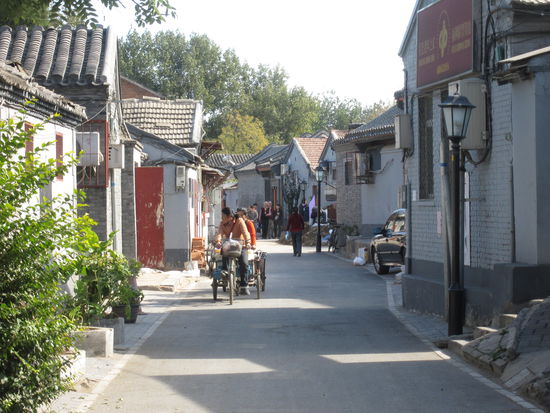 Auch das ist Peking. Hutongs nur rd. 500m-1km Luftlinie entfernt vom Kaiserpalast. Das Stadtbild muss frueher schon erstaunlich gewesen sein. Man kann es sich kaum vorstellen, wenn man so mit Berlin, New York, London, Paris... vergleicht. Und das sind ja alles Kleinstaedte gegenueber Peking.