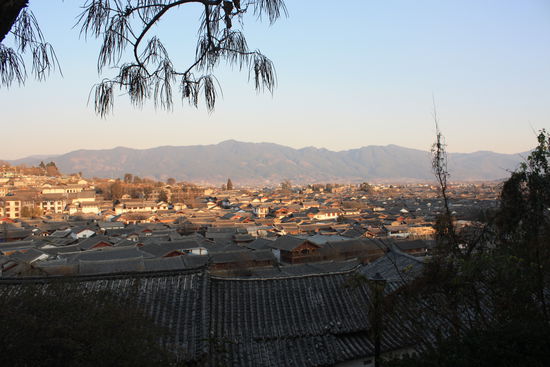 Lijiang am Abend - Blick vom Hotel ueber die Altstadt.
