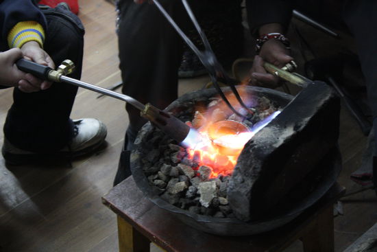 Silberschmied bei der Arbeit