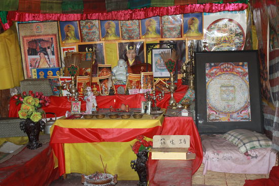 Diese sehr abgefahrene Tempelanlage sowie der Moench geben mir etwas Raetsel auf.