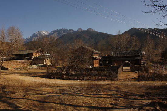 Unser Bauernhof am Wenhai Lake (die beiden Haeuser rechts). Im linken davon gehoerte das gesamte Obergeschoss uns.