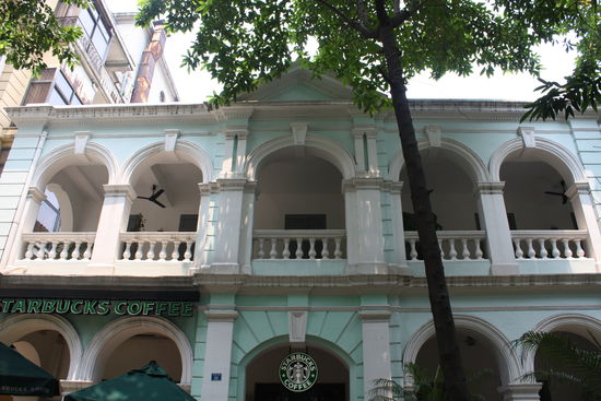 Eines der gut erhaltenen Kolonialhaeuser auf Shamian Island - und Starbucks ist ueberall