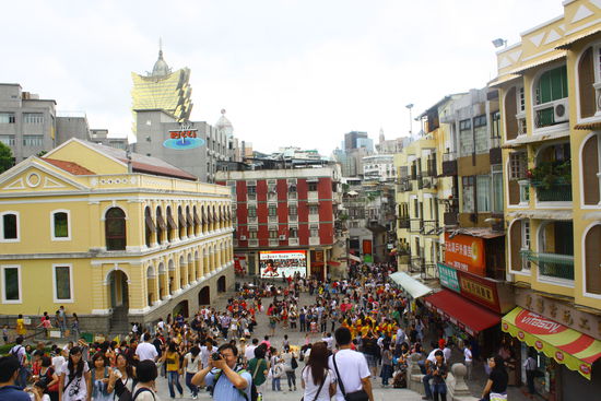 Blick von der Kirche in die Stadt. Das Spielcasino "Lisboa" links hinten finden sicher nur Asiaten schoen.... es passt gar nicht in die Stadt. 