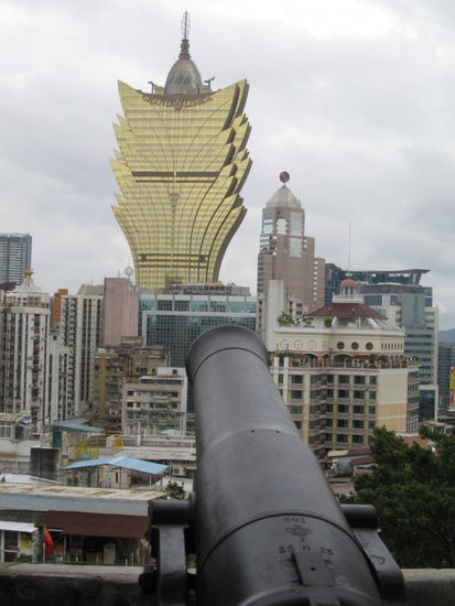 Blick vom alten Fort. Man sollte das Lisboa einach abschiessen koennen.... Das Hotel passt so gar nicht das Bild dieses Stadtteils. Am Abend blinkt es natuerlich wie wild!