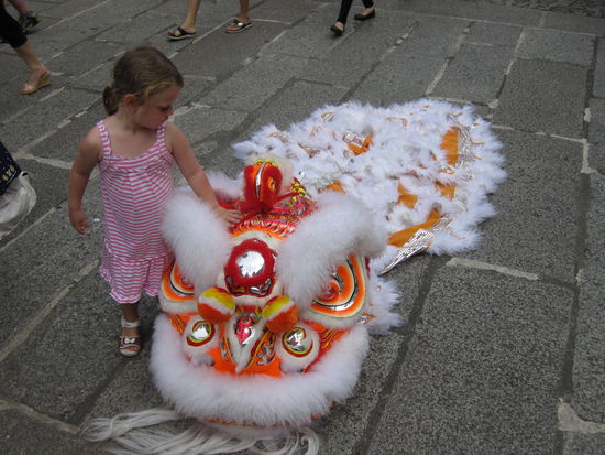 Lions-Dance vor der Kirche - Vorbereitung. Unsere Tochter findet Lions Dance immer toll!