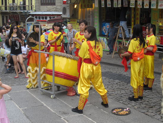 Lions-Dance vor der Kirche - Vorbereitung.