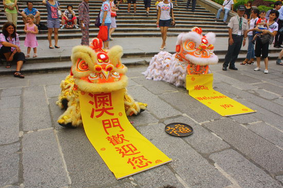 Und Schluss. Die Loewen sind mit Essen beruhigt und begruessen das Publikum