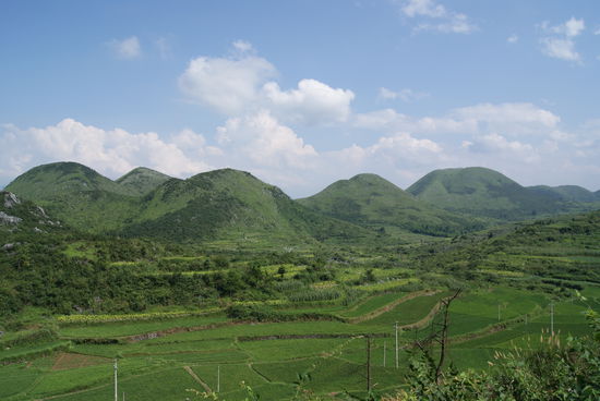 Unweit des Lochs. Der Vergleich mit Guilin ist nicht so falsch...