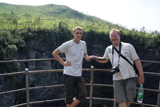Ueber dem Loch: rd. 100 m Durchmesser und 150m Tiefe wuerde ich schaetzen.