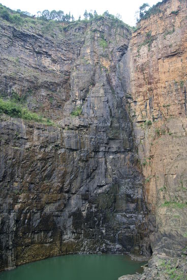 Das ist der Beginn der Schlucht. Es geht 300m senkrecht runter. Leider gibt es nicht viel Wasser, so dass das Schauspiel etwas weniger beeindruckend ist...