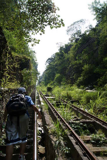 Die Zahnradbahn rechts gibt es nicht mehr, es geht also 1376 Stufen hoch in praller Sonne. Mann, war ich kaputt...