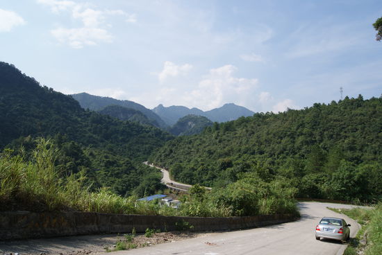 Rueckfahrt durch die bergige Landschaft ueber kurvige Strassen.