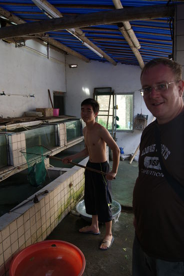 Hier wird der 3kg Fisch aus dem Becken rausgeholt