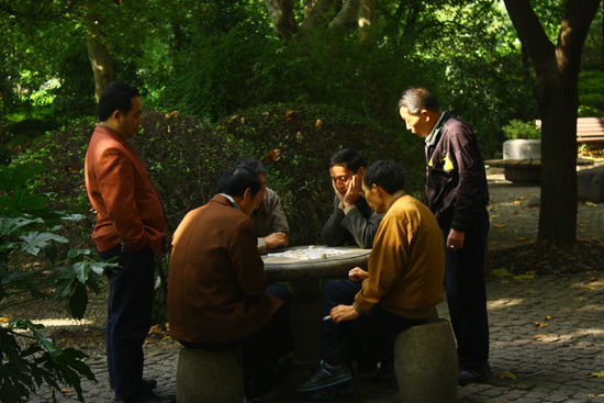 Zocken im Park. Ab und zu findet man doch wieder das traditionelle China...