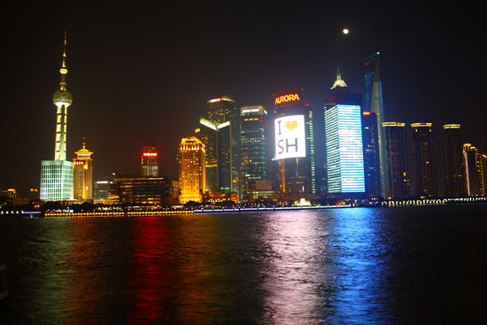 Blick auf Pudong bei Nacht. Nachts ist Shanhai einfach der Hammer. Energie schein in China auch nicht wirklich ein Problem zu sein...
