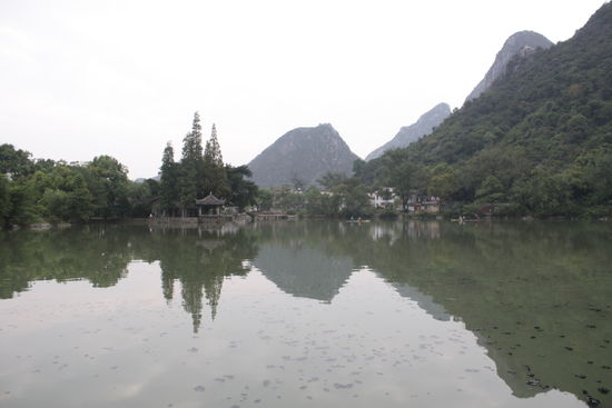 Eingangsbereich zur Reed Flute Cave. Hier kann man auch ein wenig in den Huegeln wandern