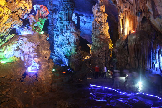 Reed Flute Cave. Wahnsinnig tolle und riesige Tropfsteinhoehle!