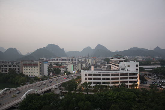 Blick vom Hotelzimmer am fruehen Abend. Schoen ist was anderes...