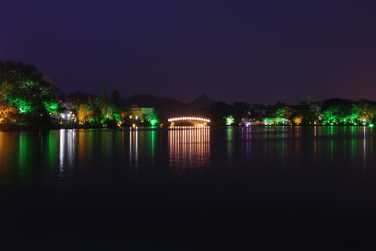 Noch spaeter am Abend dann zeigen die Chinesen ihre Liebe zum Kitsch. Der See und angrenzende Park wird toll beleuchtet, es gibt Wasserspiele und Schiffsfahrten.