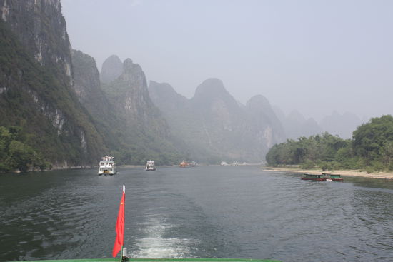 Die Schiffskarawane zieht vorbei an Huegeln....