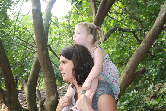 Fuer unsere kleine Maus gibt es viel zu bestaunen... neben Huehnern, Hunden...