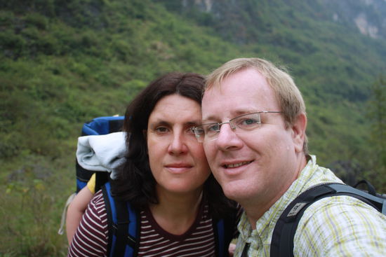 Unsere Maus schlaeft im Tragerucksack. Wir haben den Huegel erklommen (zumindest einen Teil).