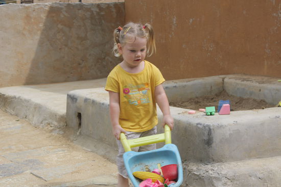 Rast am Resort "Giggling Tree". Neben tollem Kuchen und Cappucchino(!) ist man auf Kinder eingestellt.