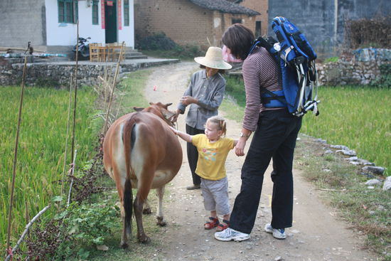 Gastfreundschaft ist bei den Bauern grossgeschrieben. Im Hintergrund die Terrasse mit unserem Mittagsrestaurant "bei Mutti".