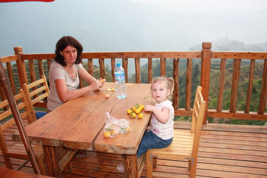 Terrasse des Longji One Hotel! Toller Blick ueber das Tal!