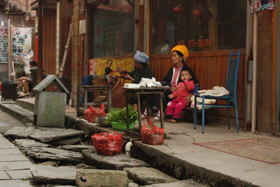 Jeder versucht das Beste um Geld zu verdienen. Ob mit Verkauf von Nahrung (Vordergrund) oder selbstgestickten Decken (Hintergrund).