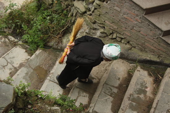 Alte Frau mit ihrem Mittagessen?