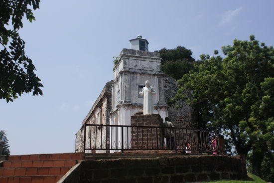 Alte verfallene Kirche aus portugiesischer Zeit