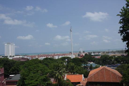 Blick ueber die Stadt: Auf den Turm im Hintergrund kann man bei Nacht