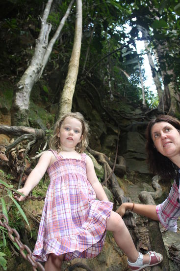 Gunung Stong State Park: Supersteil fast senkrecht gehts hoch (Hintergrund). Ab hier kehrten wir um. Kein Weg fuer Kinder!