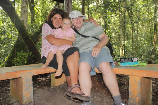 Wanderung durch den Regenwald in der Naehe von Tanah Rata: Pausenstation. Superschoen.
