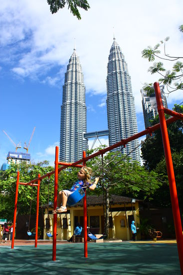 Spielplatz vor den Petronas Towers (RIESIG!!!) Unsere Tochter hatte viel Spass!!