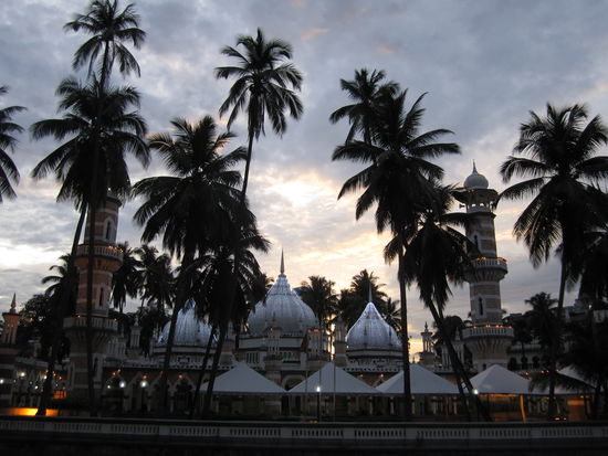 Malaysia ist moslemisch. In KL merkt man nicht viel davon aber es gibt ueberall tolle Moscheen.