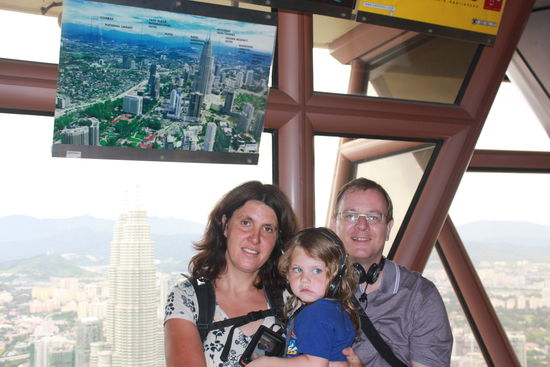 Bye bye Malaysia: Besuch des KL Towers mit Blick auf die Petronas Towers.