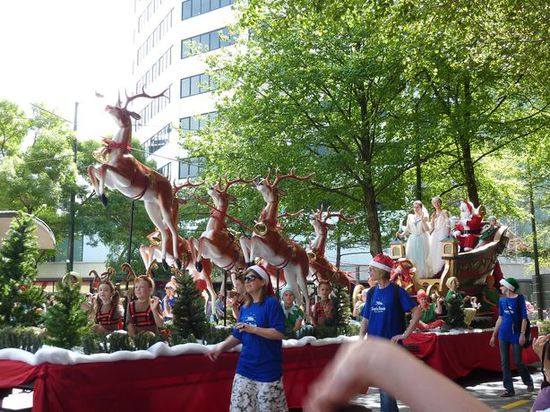 Und dann kam er endlich mit seinen fleissigen Helferlein: Santa Claus persönlich (man, muss der geschwitzt haben )