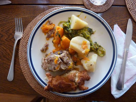Boil-up und das was unten etwas Komisch aussieht ist das Brot 
