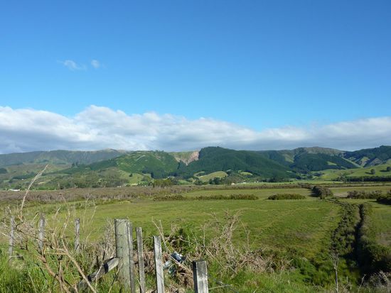 "Hinter dem Berg links" wäre die perfekte Wegbeschreibung hierzu