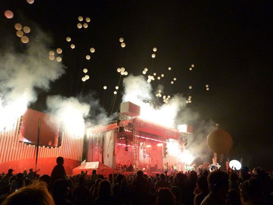 Die weissen Luftballoons hat man zu Ehren der 29 Minenopfer (ein Balloon für jedes Lebensjahr der 29 Opfer) steigen lassen