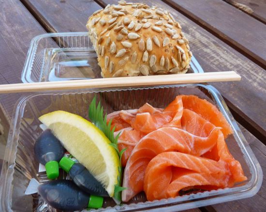 Ich kann zwar nicht mit Stäbchen essen und das Brötchen war auch noch vom Vortag, aber es war einfach very yummi 