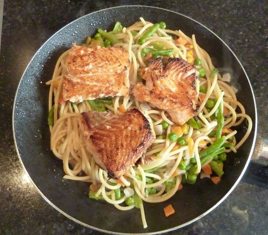 Frischer Lachs mit Spaghetti und Gemüse - nicht schlecht für ein Campingplatzessen 