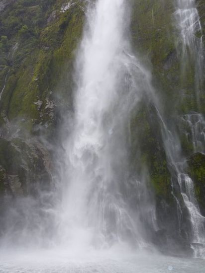 Das Boot ist direkt unter den Wasserfall gefahren und wir wurden komplett nass